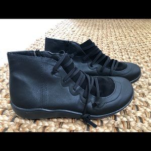 NEW! NVW Cute black leather booties size 40.